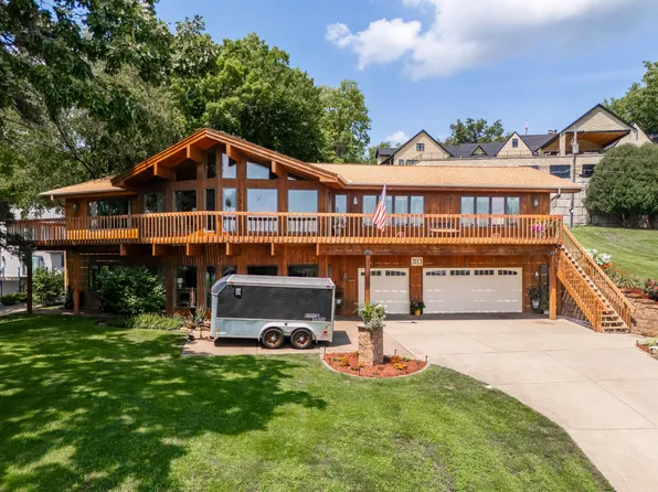 3113 W Canal Shore Dr, Le Claire, IA 52753