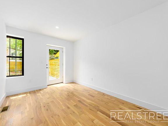 4th image of 10 Marconi Pl #1