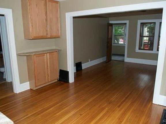 2nd image of 1093 25th Ave SE