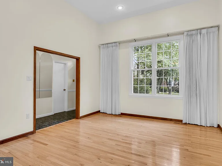 606 Northcliffe Dr — Photo 4