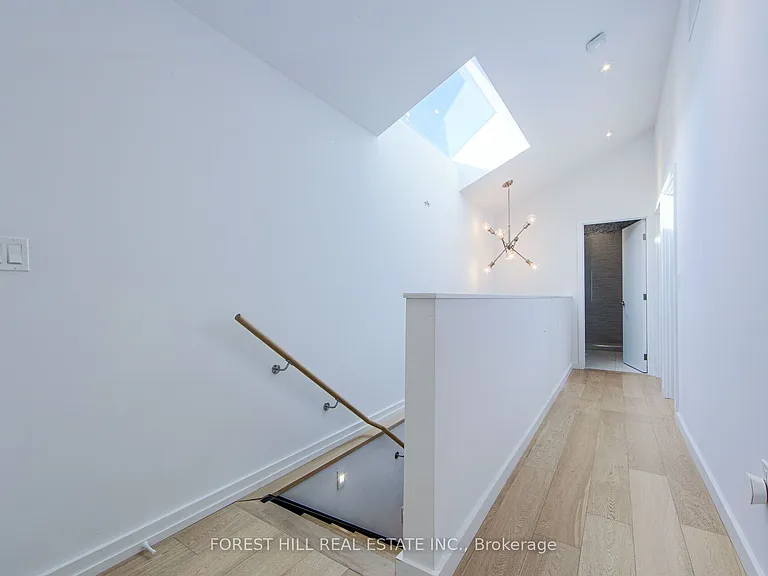 257 Manor Rd E — Photo 26