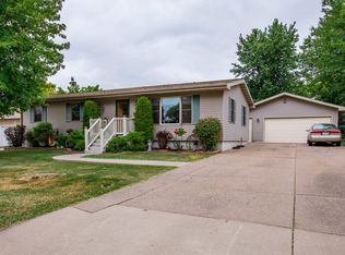 2415 Longhurst Ln, Muscatine, IA 52761