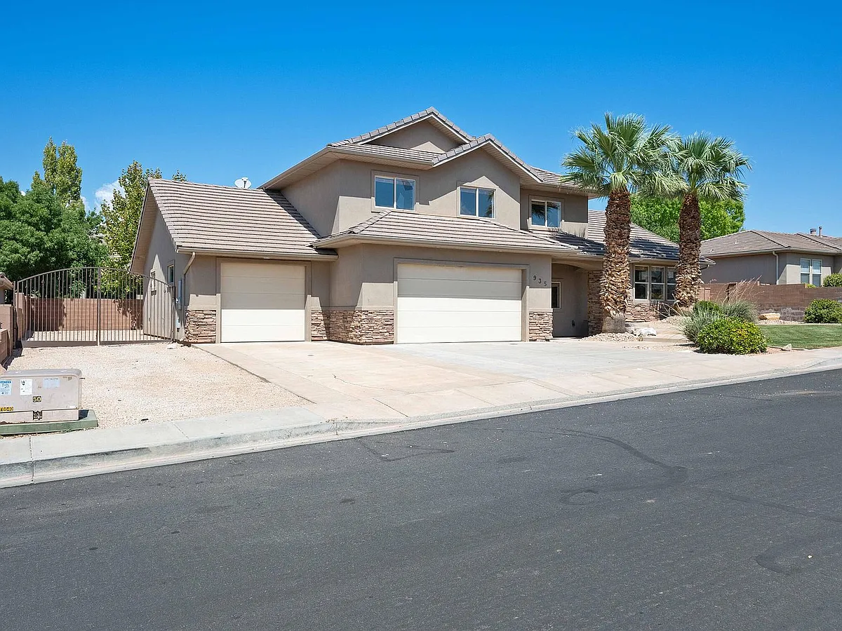 Building Photo - 935 E Crooked Creek Dr