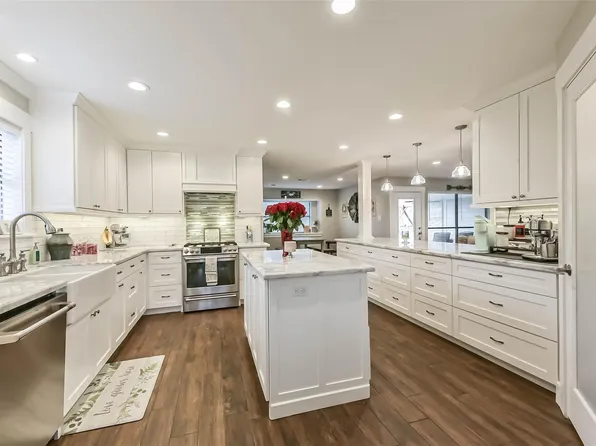 2210 Canterbury Ct, Deer Park, TX 77536