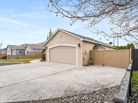 3rd image of 8411 W Bruneau Pl