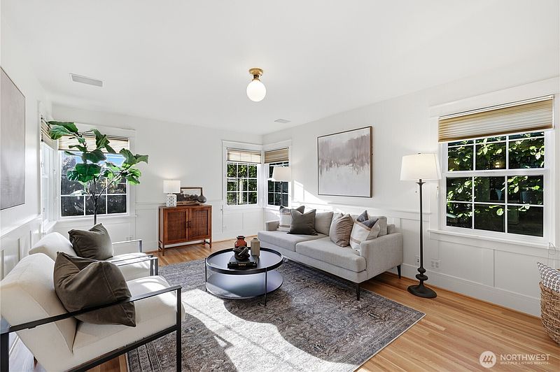 4th image of 2536 31st Avenue W