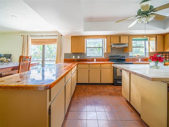 3rd image of 576 Marshall Rd