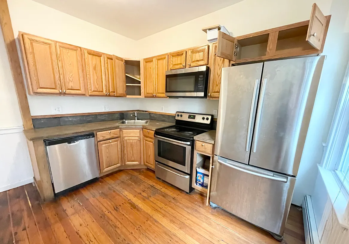 3 bed, 1.5 bath, 9999 sqft, $4,200 — Photo 1