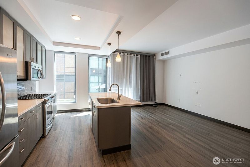 3rd image of 2716 Elliott Ave #405