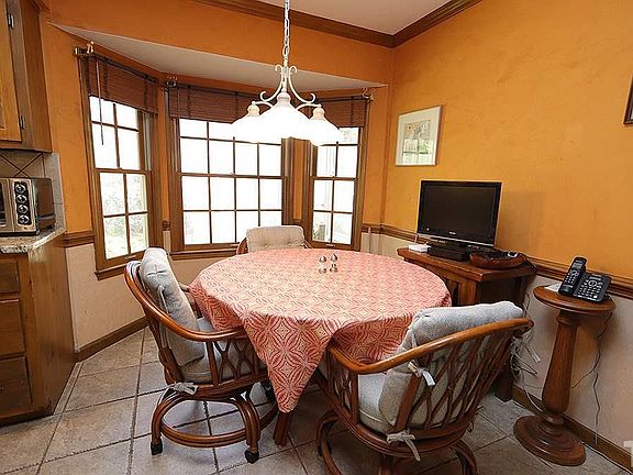 5th image of 19 Saddlewood Ct
