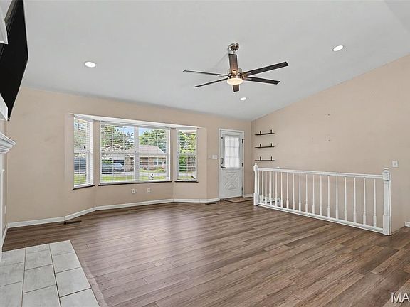 3rd image of 717 Walnut Rdg