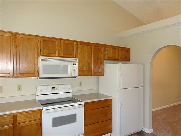 5th image of 240 Bexhill Dr