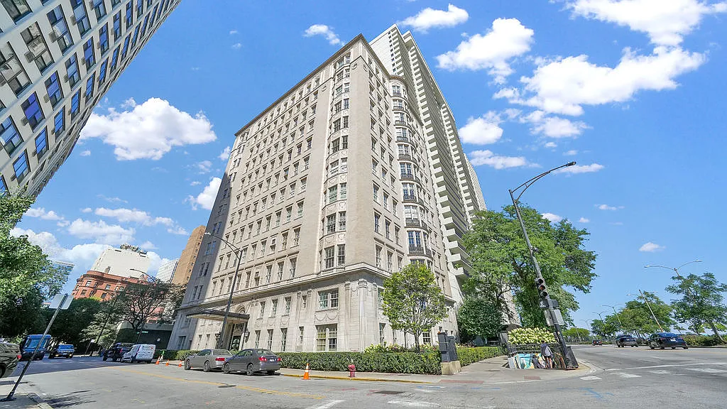 1200 N Lake Shore Dr APT 404 photo 1