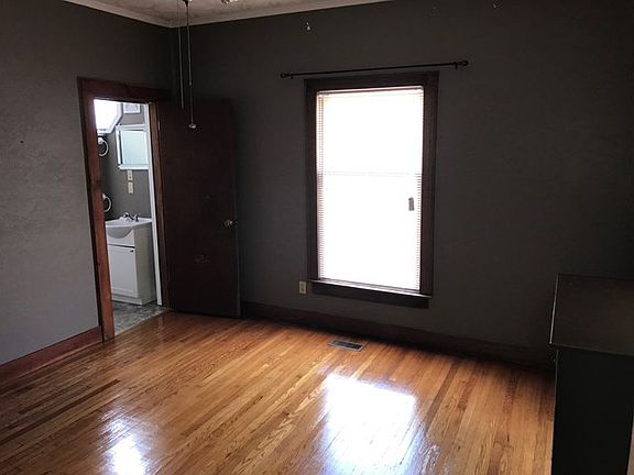 5th image of 121 S Hellier St