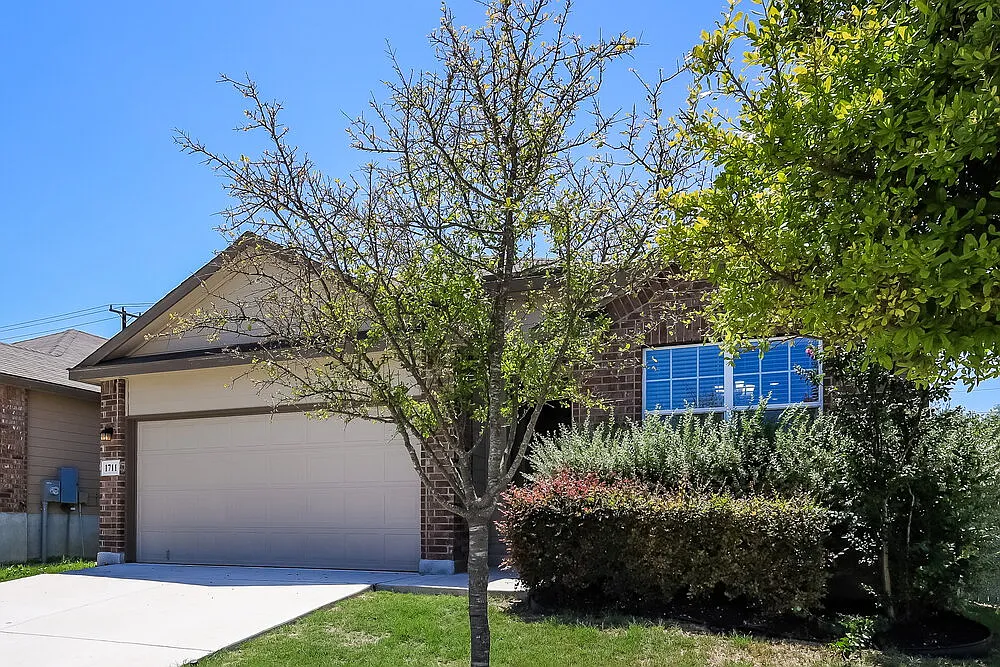 3 bed, 2.0 bath, 1652 sqft, $2,100 — Photo 1
