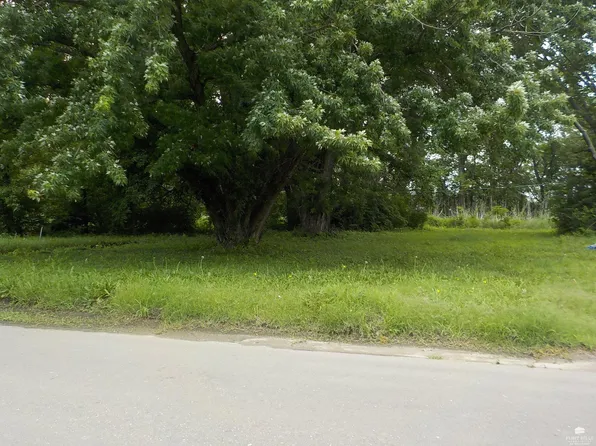 518 E Grandview Dr, Junction City, KS 66441