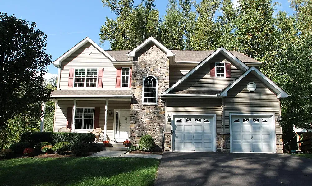 4 bed, 2.5 bath, 3266 sqft, $4,500 — Photo 1