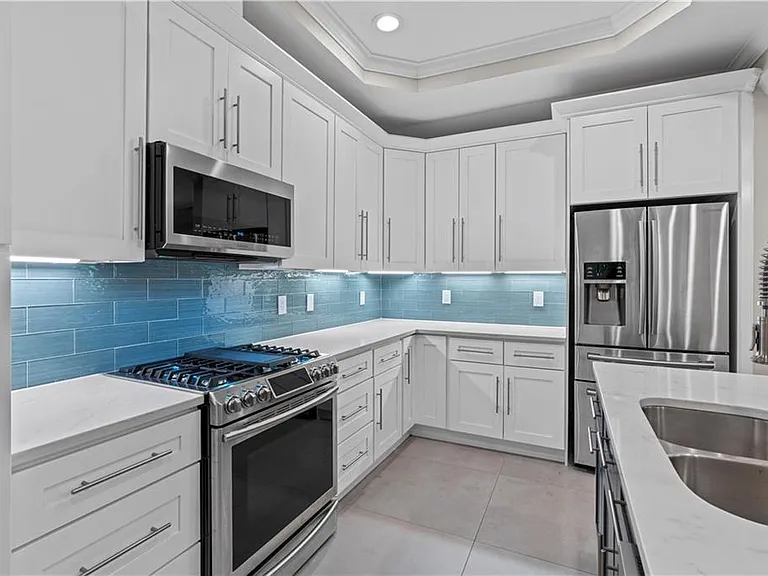 1841 Gainsborough Dr — Photo 5