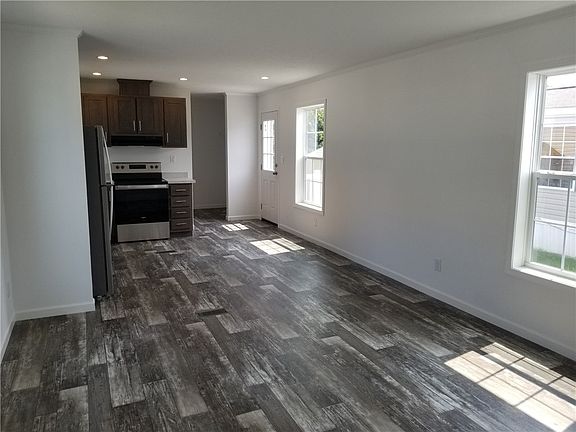 4th image of 901 Douglas Dr