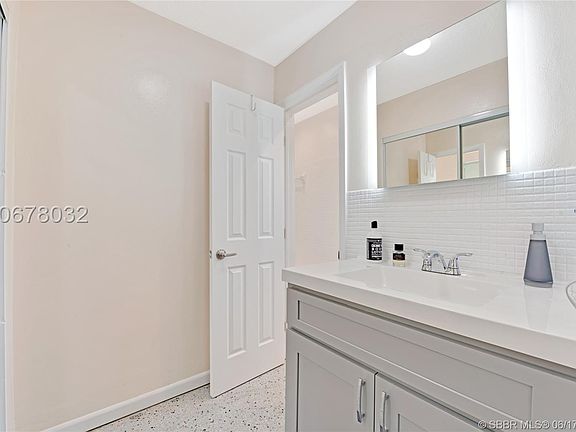 5th image of 1626 SW 30th St