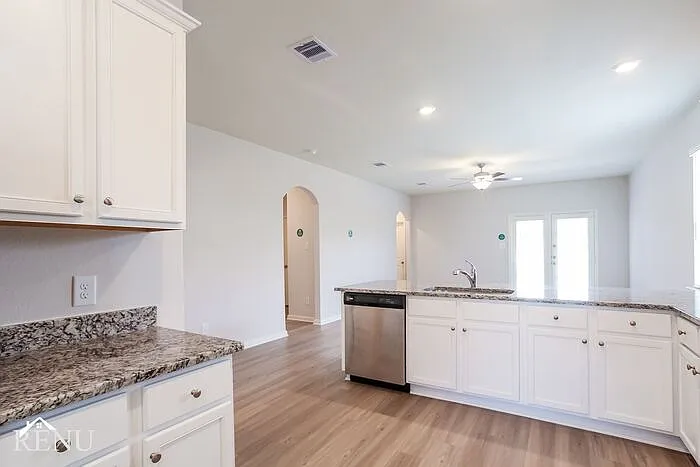 3 bed, 2.0 bath, 1570 sqft, $1,665 — Photo 3