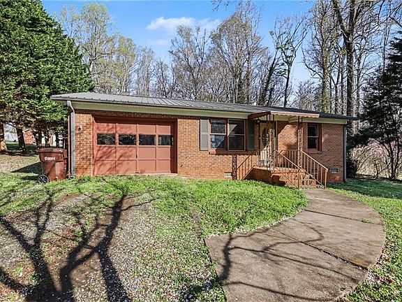 3rd image of 207 Auden Dr