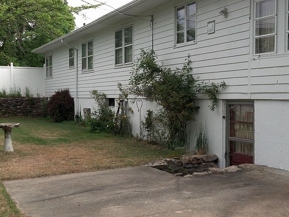 Rear with seperate entrance 