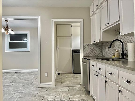 4th image of 153 Turnhout Cres