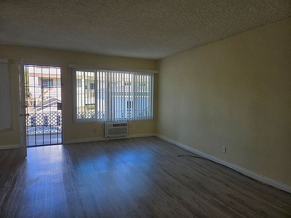 3rd image of 614 W Stocker St APT C