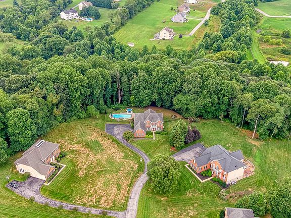 5th image of 105 Bower Ln