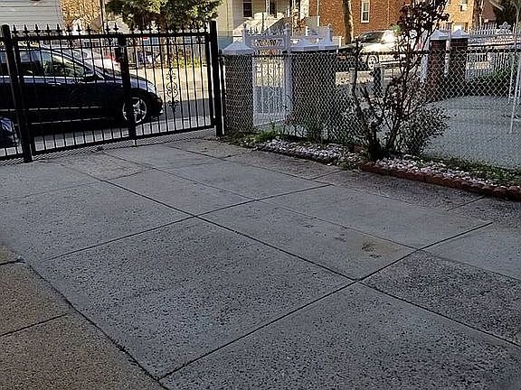 4th image of 1319 Needham Ave
