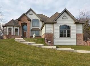 9825 N Baehr Rd, Mequon, WI 53092