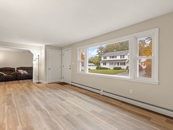 5th image of 7 Moonbeam Ave