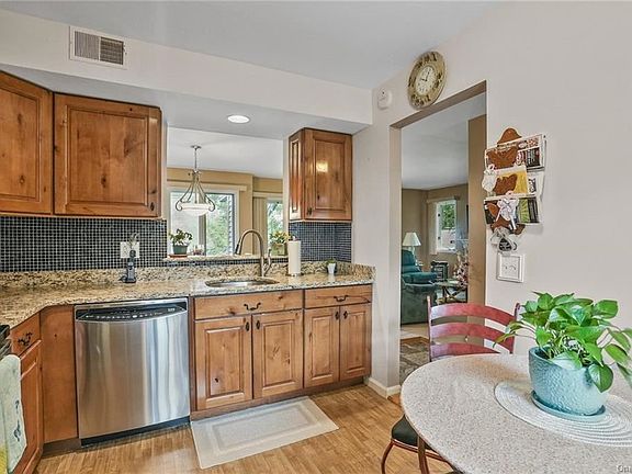 4th image of 301 Eagle Bay Dr