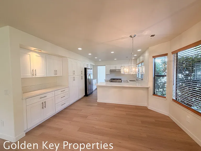 2230 Sara Way — Photo 9