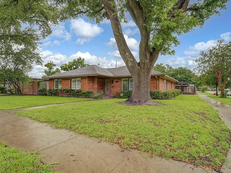 2123 Ridgecrest Dr — Photo 3