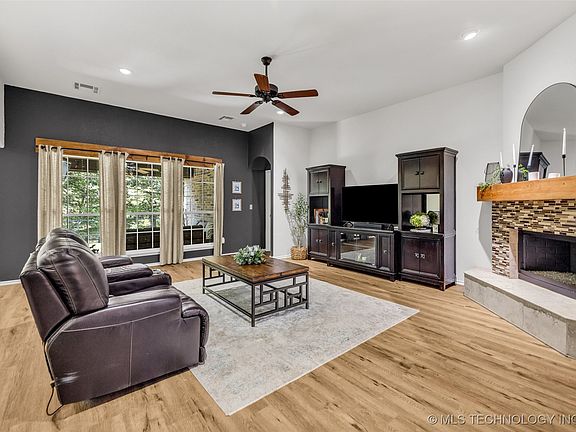 5th image of 1116 W Fargo Dr