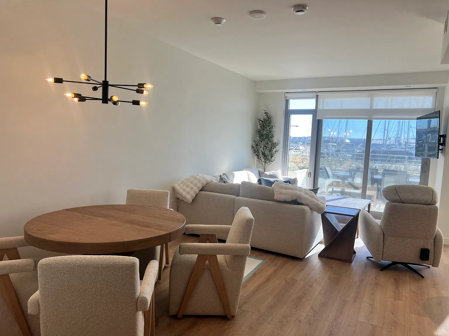 2 bed, 2.5 bath, 1085 sqft, $5,500 — Photo 2