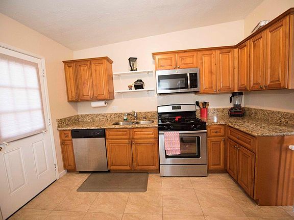 3rd image of 1479 Gibson St