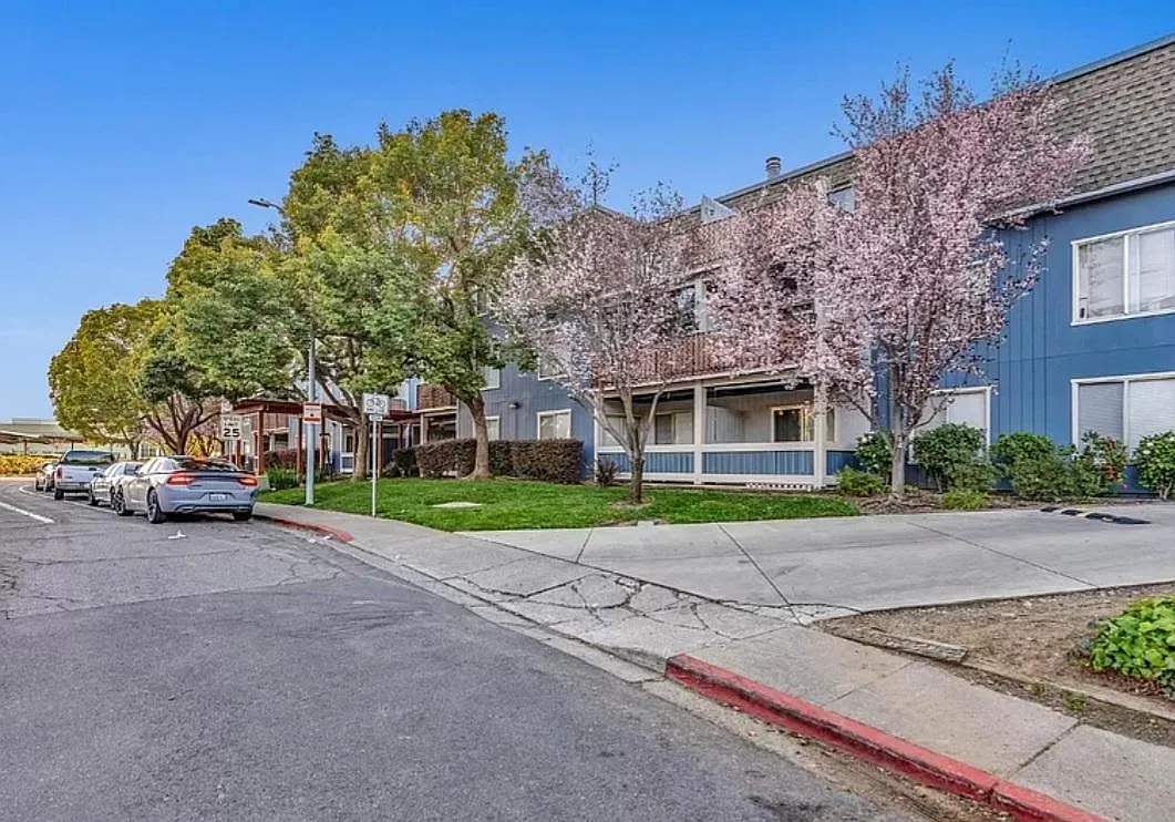 2 bed, 986 sqft, $2,189 — Photo 1