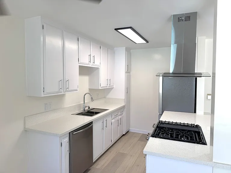 8634 Falmouth Ave — Photo 5