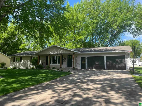 411 3rd Ave SE, Sioux Center, IA 51250