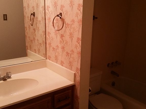 4th image of 306 Castle Dr