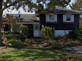 800 Tanglewood Rd, West Islip, NY 11795