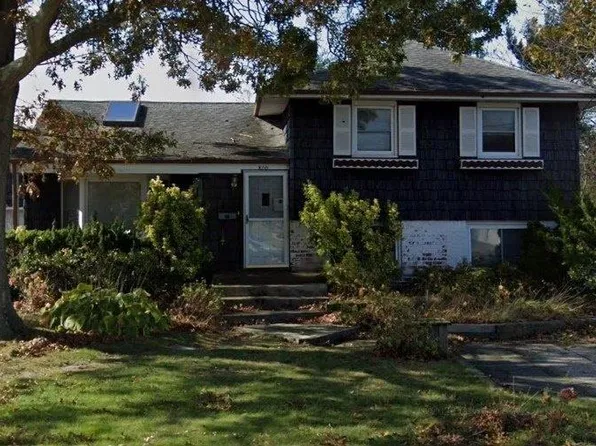 800 Tanglewood Road, West Islip, NY 11795