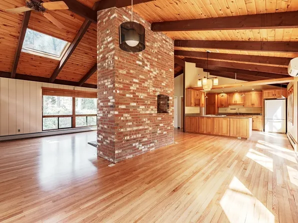 77 Morgan Cir, Amherst, MA 01002