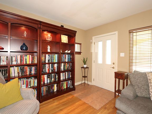 3rd image of 245 S Oak Park Ave