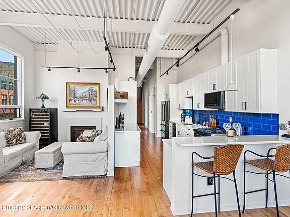 2nd image of 361 Robinson St Unit 208