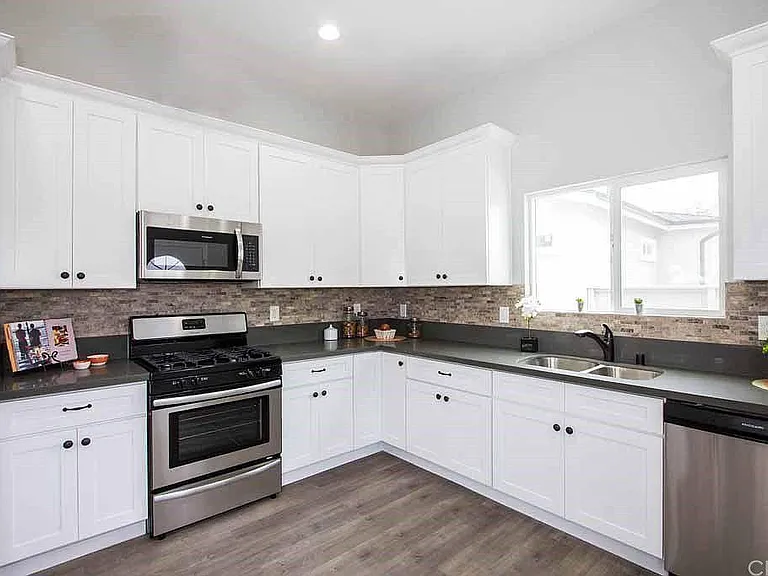 7760 Tujunga Ave — Photo 3