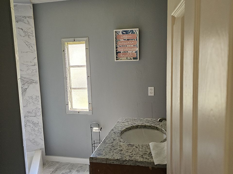 bathroom with tile shower
